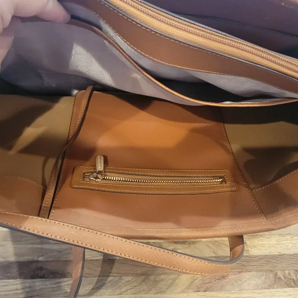 MICHAEL KORS JET SET TRAVEL TOTE in ACORN Brown Leather